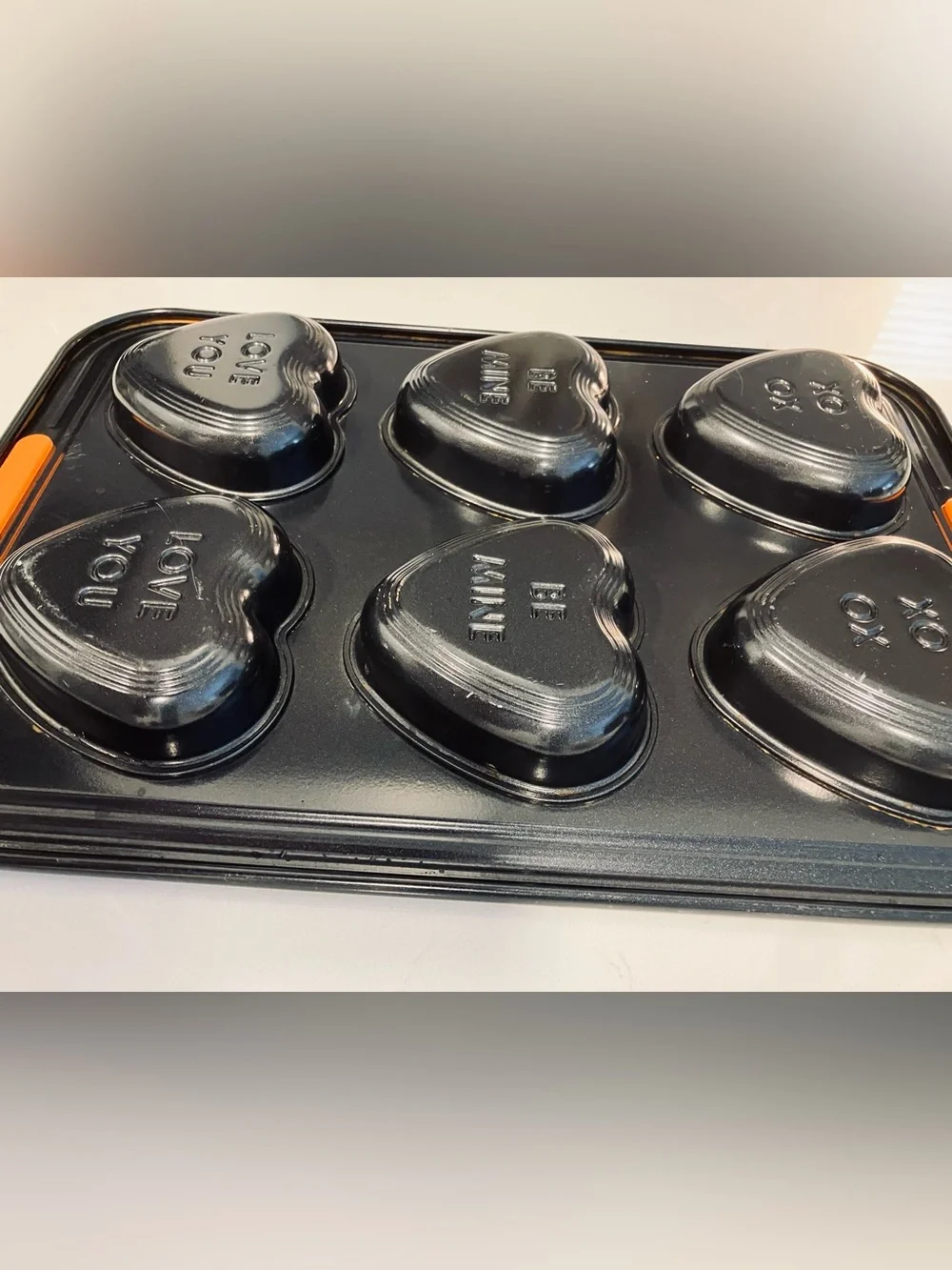 Le Creuset Conversation Heart Baking Tray 6 Cup Nonstick Valentines Bakeware